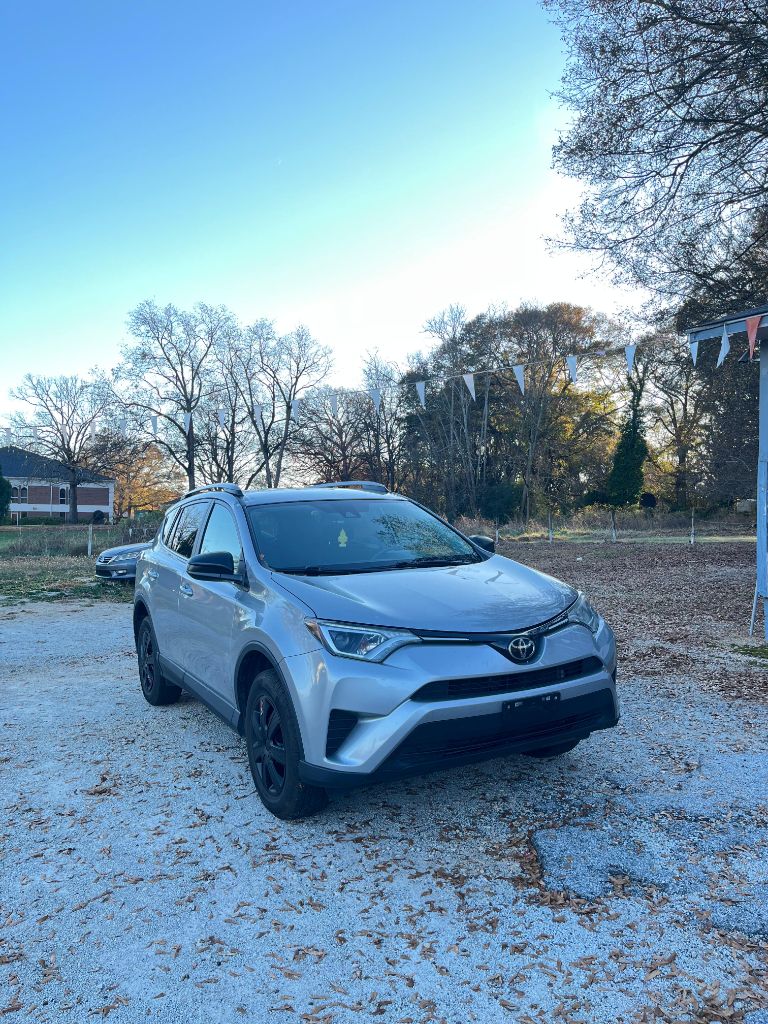 2017 Toyota RAV4 LE's photo